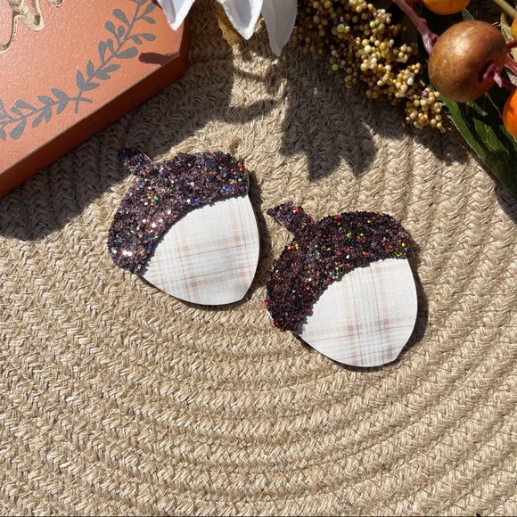 JEWELED ART Handcrafted | Almond Plaid Acorn Snap Clip | Fall Collection ๐๐ - Picture 1 of 4